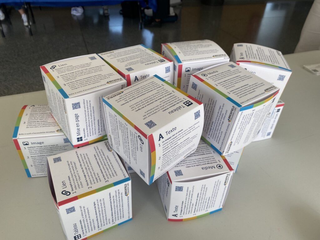 A stack of tip cubes in French.